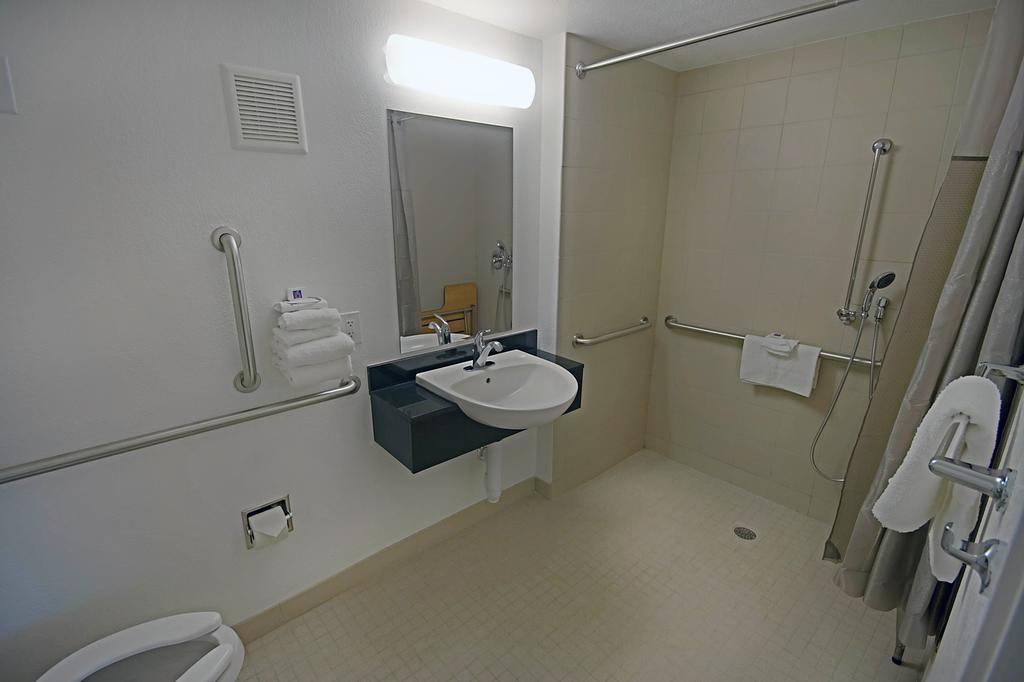 Days Inn By Wyndham Charleston Wv Room photo