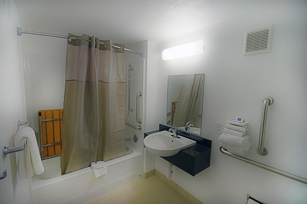 Days Inn By Wyndham Charleston Wv Room photo