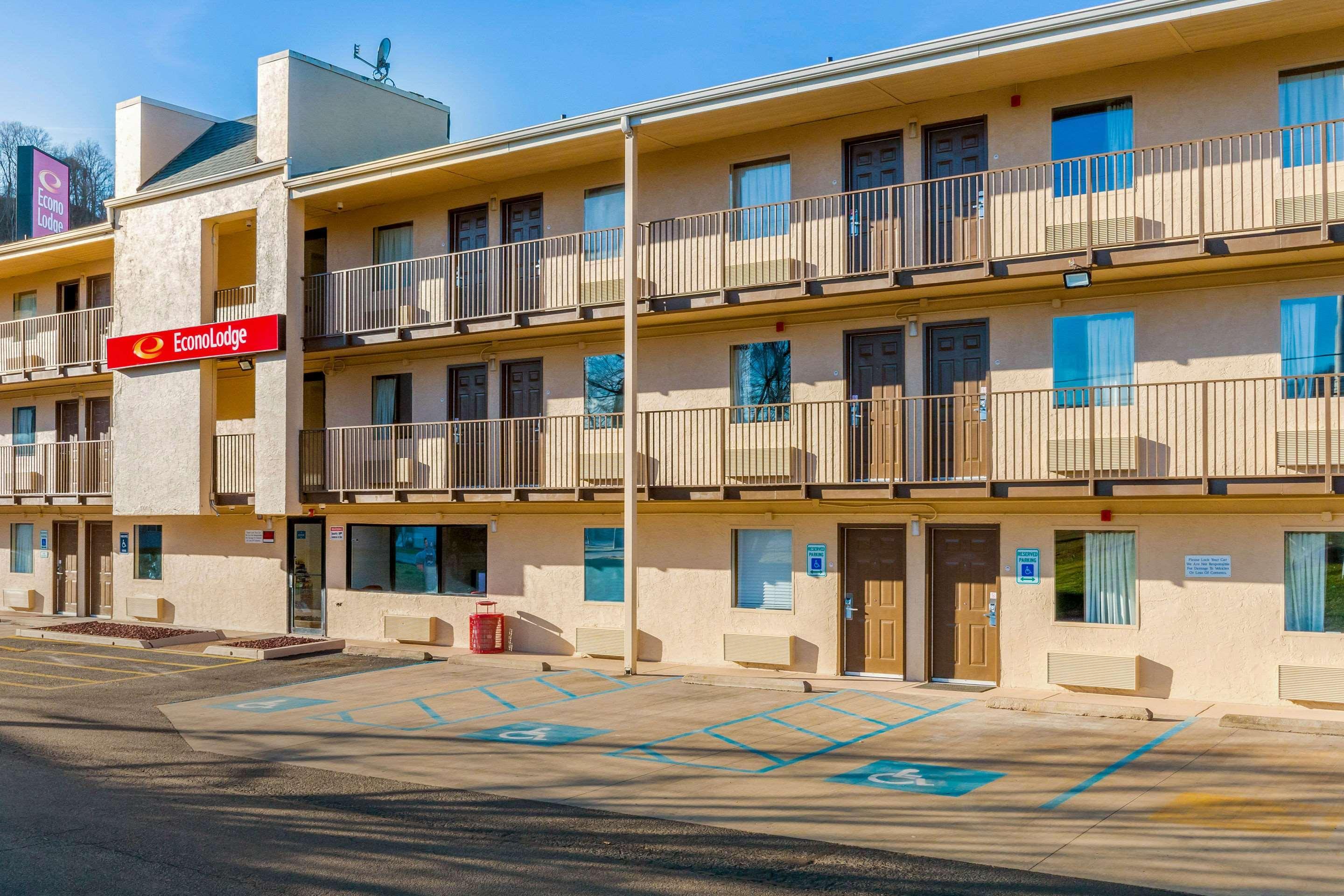 Days Inn By Wyndham Charleston Wv Exterior photo