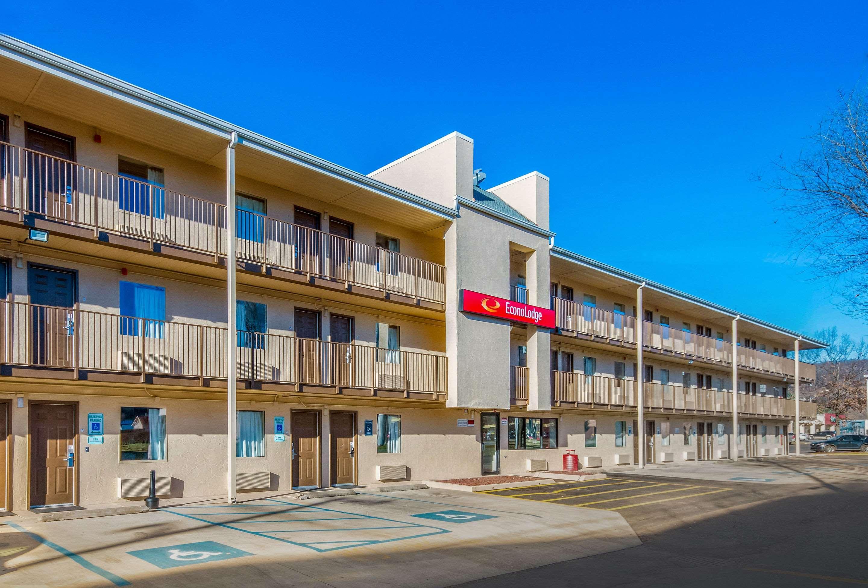 Days Inn By Wyndham Charleston Wv Exterior photo