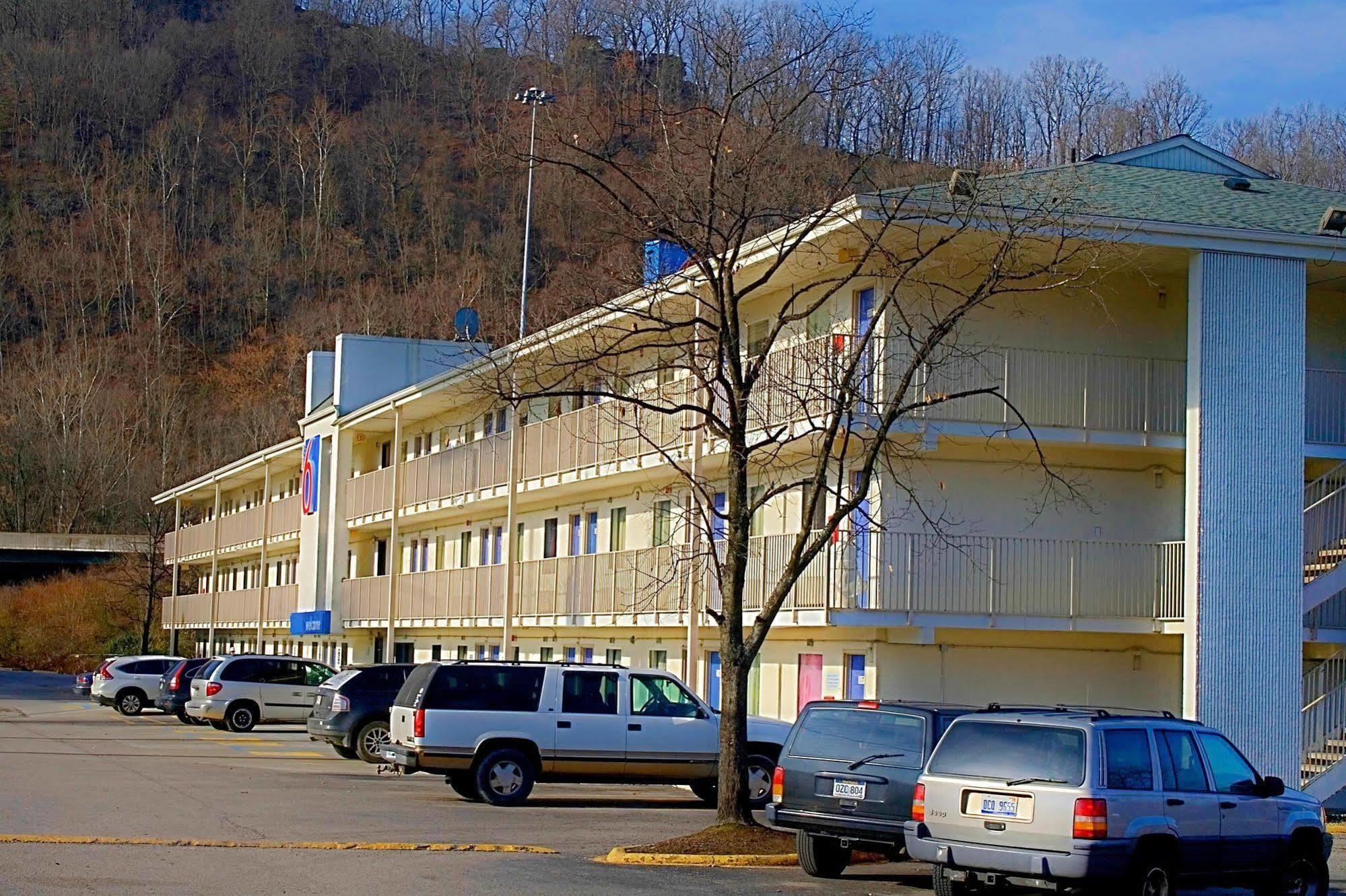 Days Inn By Wyndham Charleston Wv Exterior photo