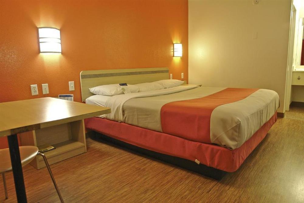 Days Inn By Wyndham Charleston Wv Room photo