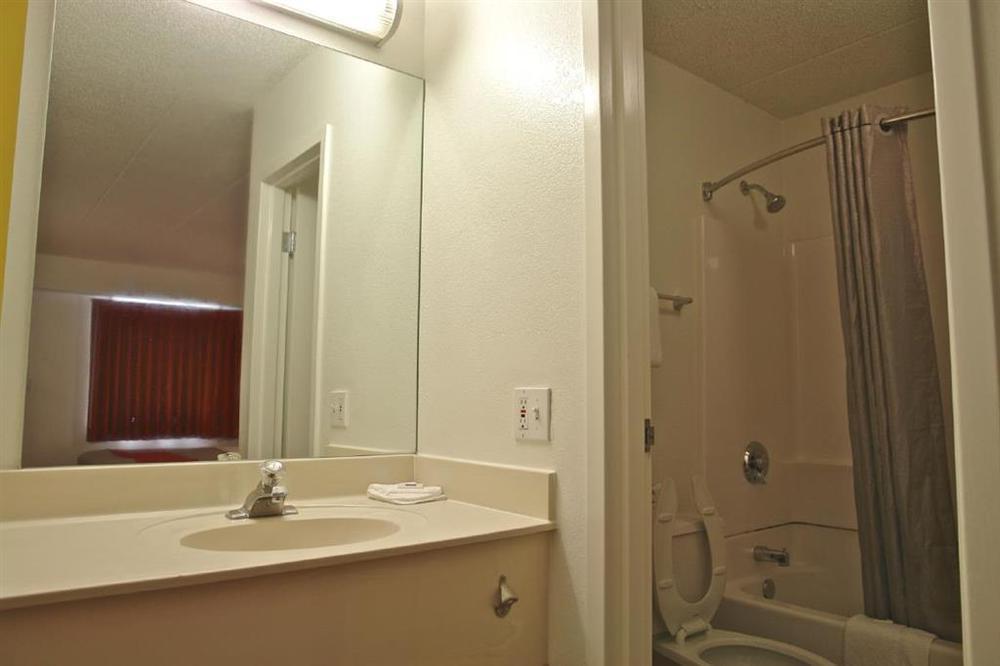 Days Inn By Wyndham Charleston Wv Room photo